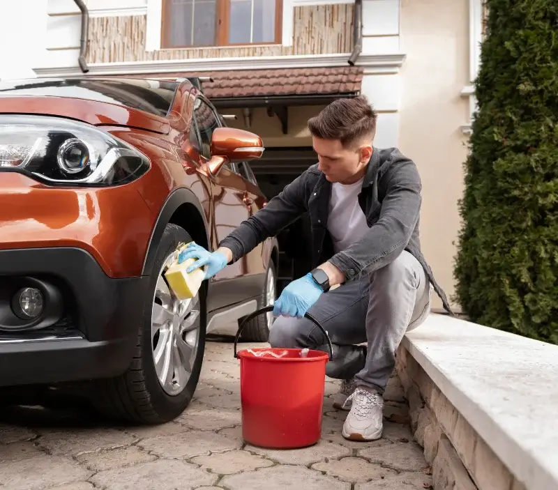 Lavage auto à domicile Saint-Hilaire-sur-Risle : professionnel intervenant sur un véhicule